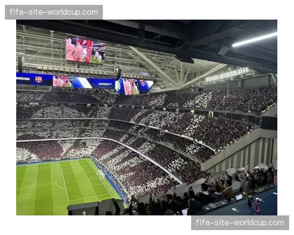 伯纳乌看台展开巨型TIFO，致敬即将离队的克罗斯